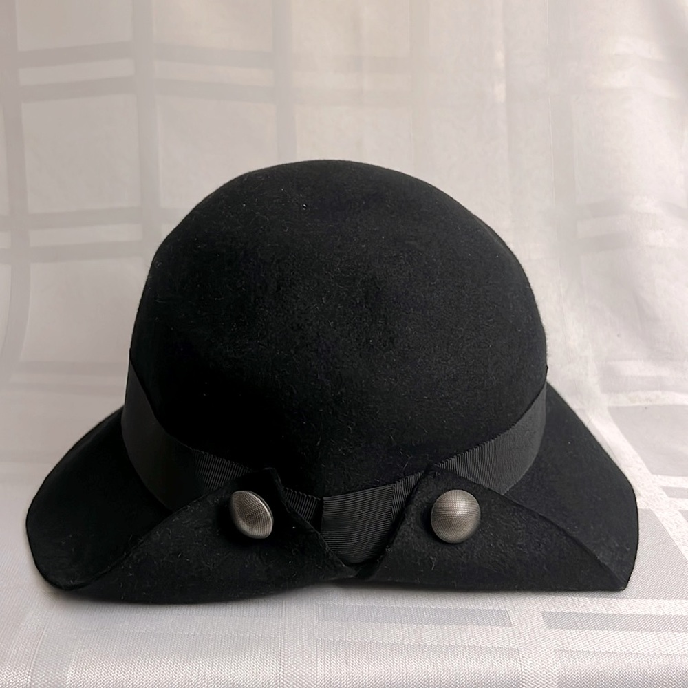 COPY - Patricia Underwood, QUEEN of legendary hats. Blk felt hat
